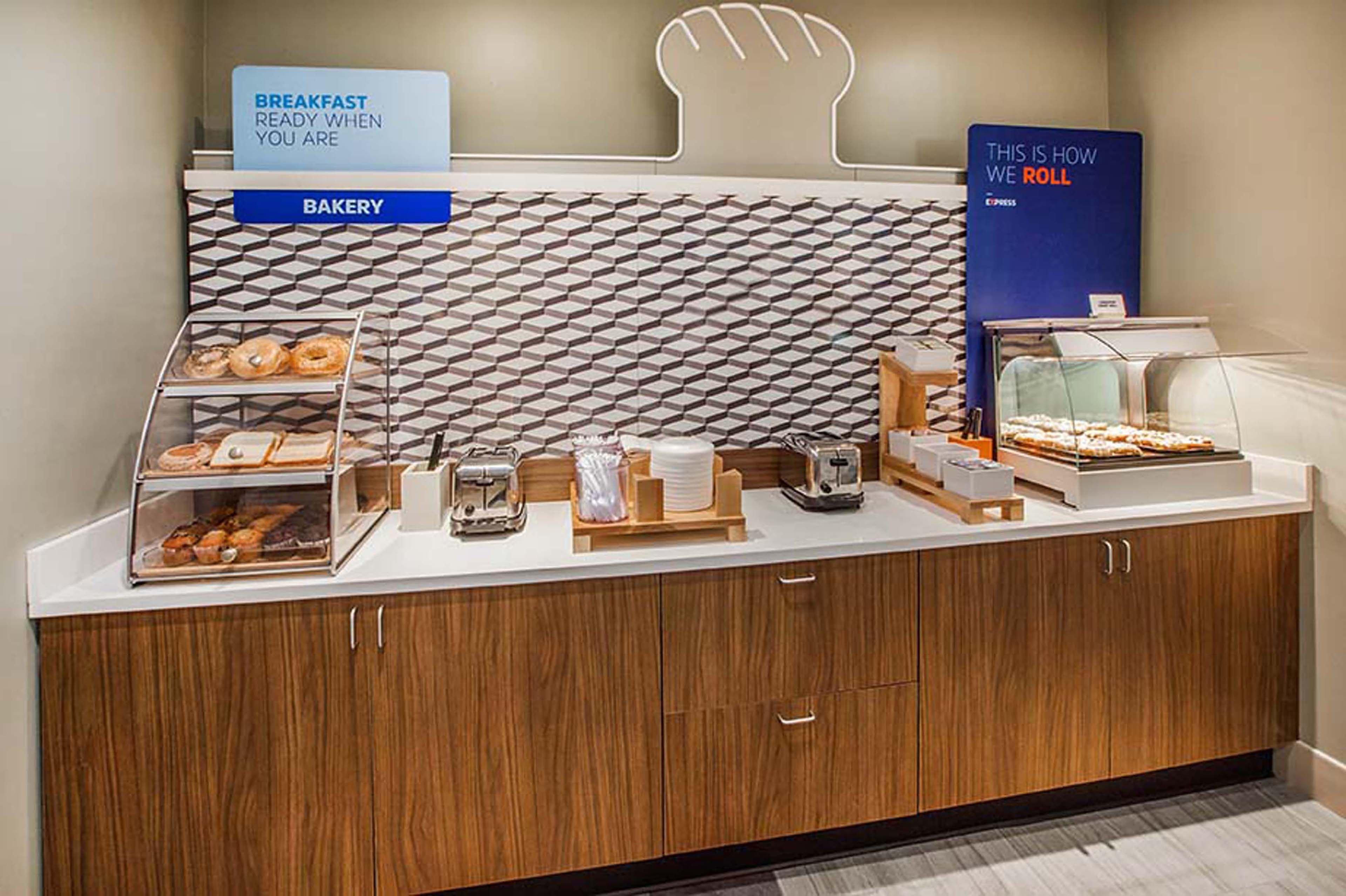 Holiday Inn Express & Suites - Brighton By Ihg Exteriör bild