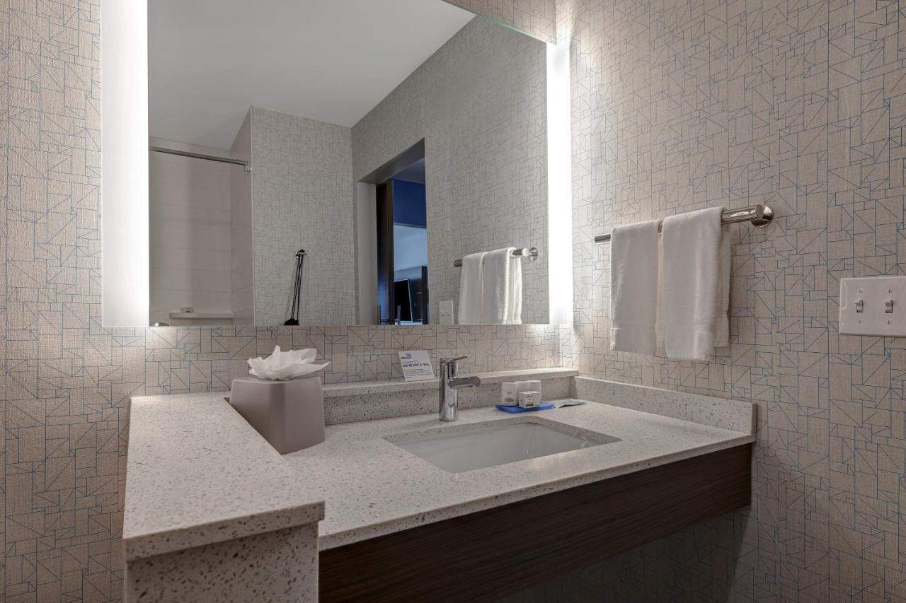 Holiday Inn Express & Suites - Brighton By Ihg Exteriör bild