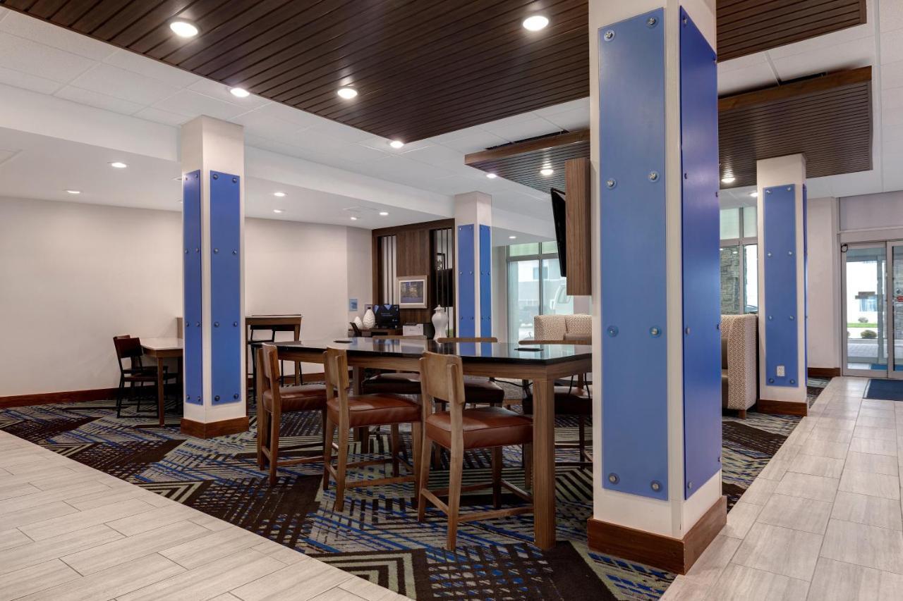 Holiday Inn Express & Suites - Brighton By Ihg Exteriör bild