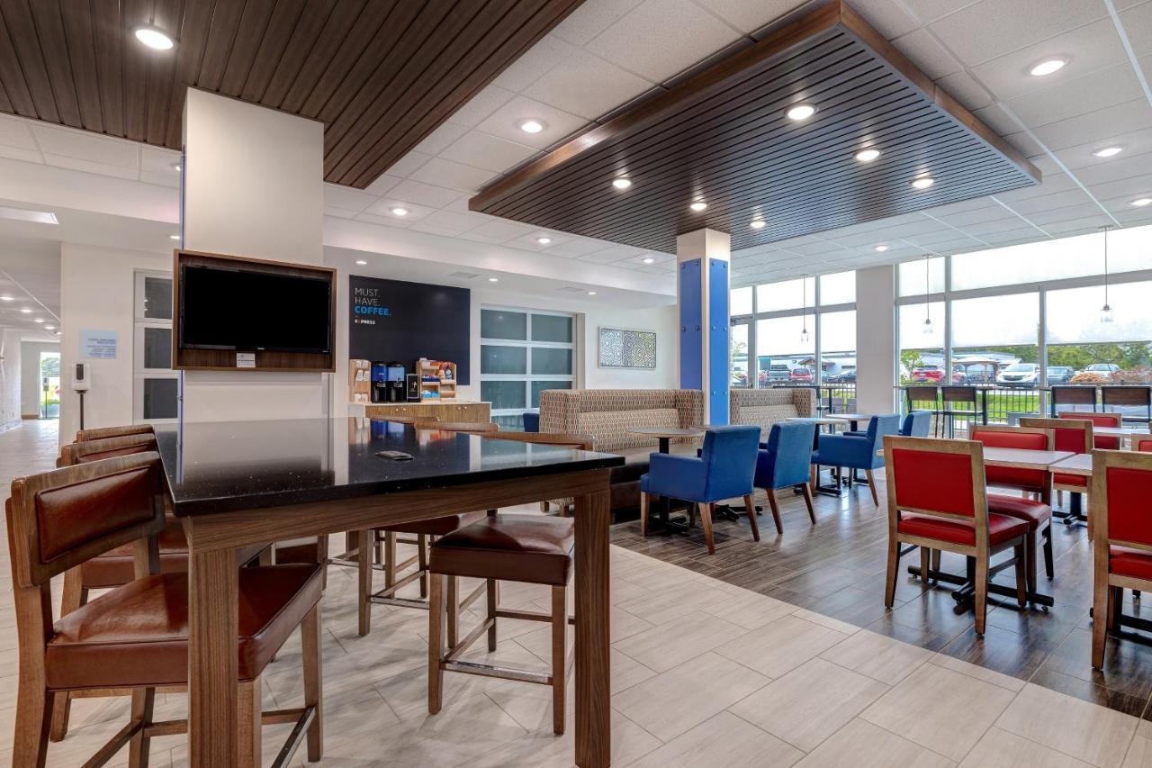 Holiday Inn Express & Suites - Brighton By Ihg Exteriör bild