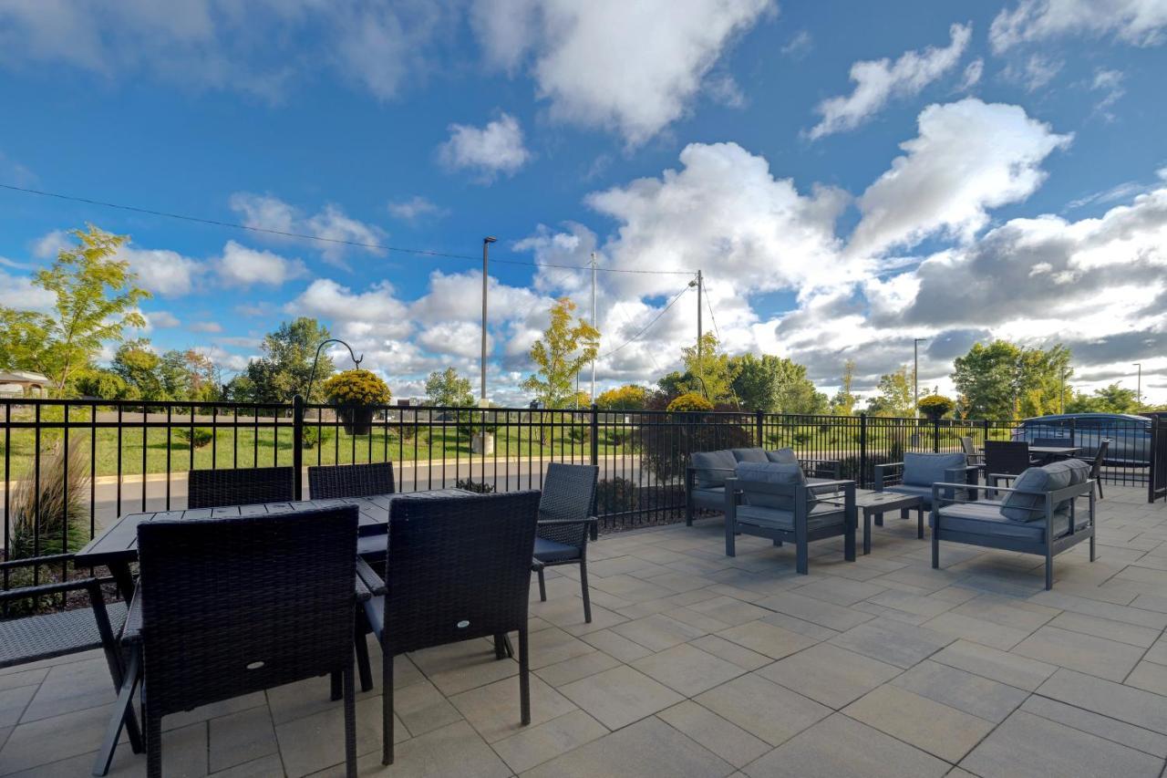 Holiday Inn Express & Suites - Brighton By Ihg Exteriör bild
