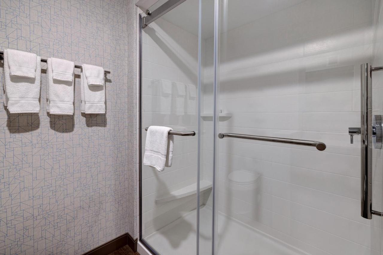 Holiday Inn Express & Suites - Brighton By Ihg Exteriör bild